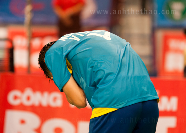 Tiến Minh xúc động khi chiến thắng trước tay vợt Indonesia