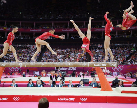 Ngườ đẹp môn thể dục dụng cụ của Mỹ, Alexandra Raisman 'nhảy múa' trên chiếc cầu thăng bằng.