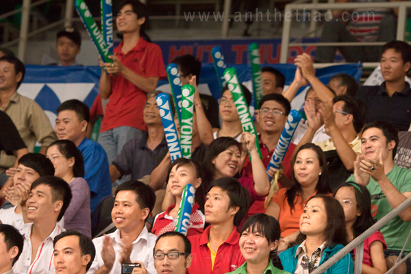 Khán giả cỗ vũ cho tay vợt Tiến Minh-trong giải Yonex Sunrise 2012