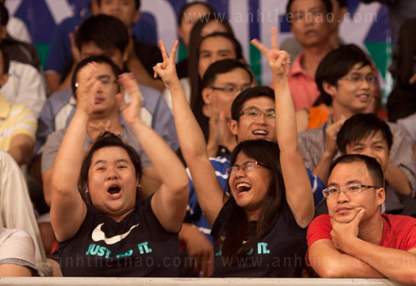 Khán giả cuồng nhiệt với tay vợt Tiến Minh - Yonex Sunrise 2012
