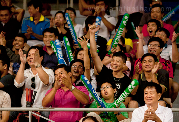 Khán giả cuồng nhiệt khi Tiến Minh chiến thắng Indonesia