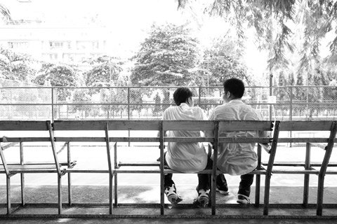 Bức ảnh đạt giải nhất chủ đề Mồ hôi của tác giả Châu Trần Minh Hoàng.  Với tông màu đen trắng tác giả chụp lại hình ảnh 2 người đàn ông lưng áo ướt đẫm mồ hôi ngồi giữa trưa nắng.