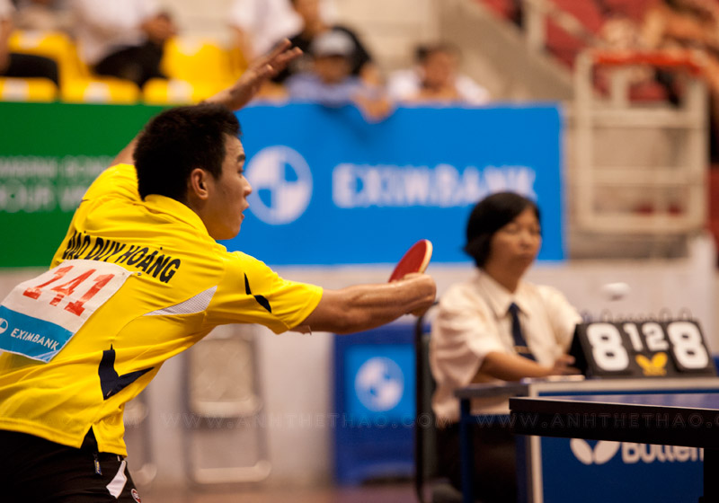 Dù rất cố gắng nhưng Duy Hoàng vẫn không thể vượt qua tay vợt lão luyện Singapore