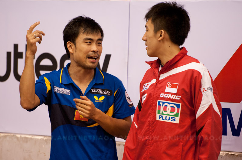Tuấn Quỳnh và tay vợt Singapore đồng hạng ba đơn nam