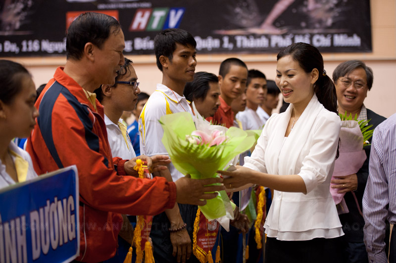 Các lãnh đạo trao hoa cho các VĐV Muay Thái