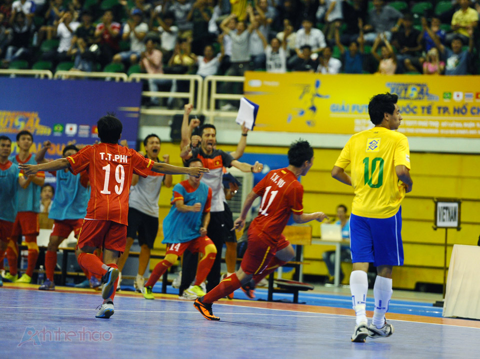 Niềm vui của đội tuyển khi Việt Nam nâng tỉ số lên 3 - 2