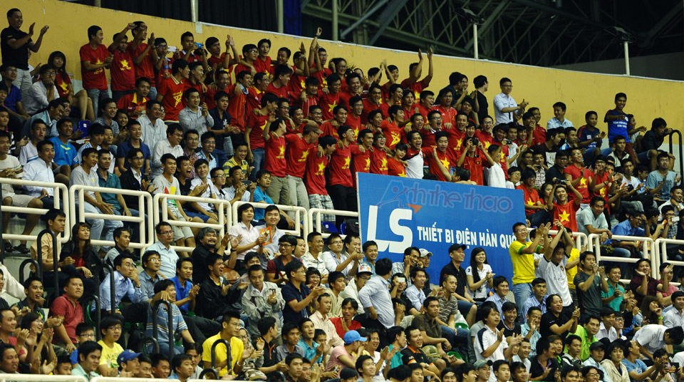 Khán giả như vỡ hòa khi Việt Nam dẫn trước 3 - 2