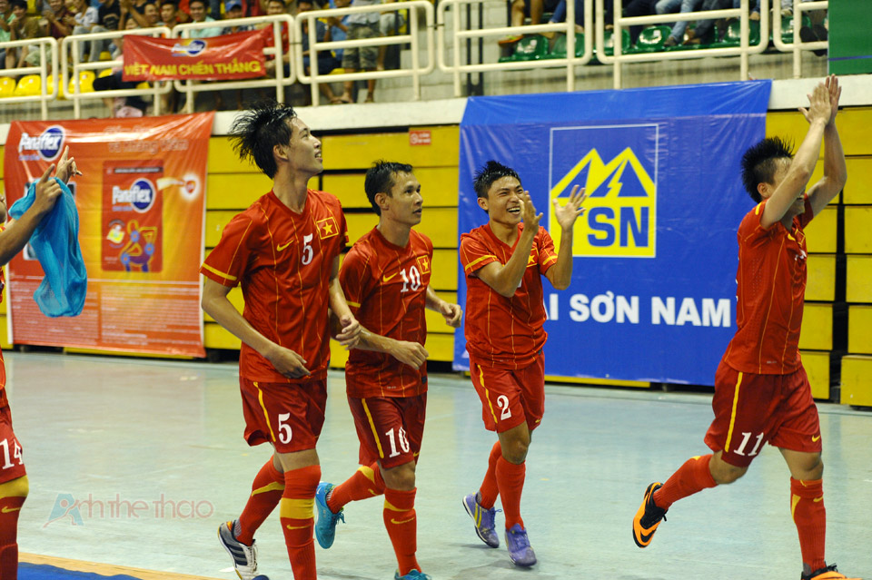 Đội tuyển Việt Nam chạy quanh nhà thi đấu chia vui cùng cổ động viên