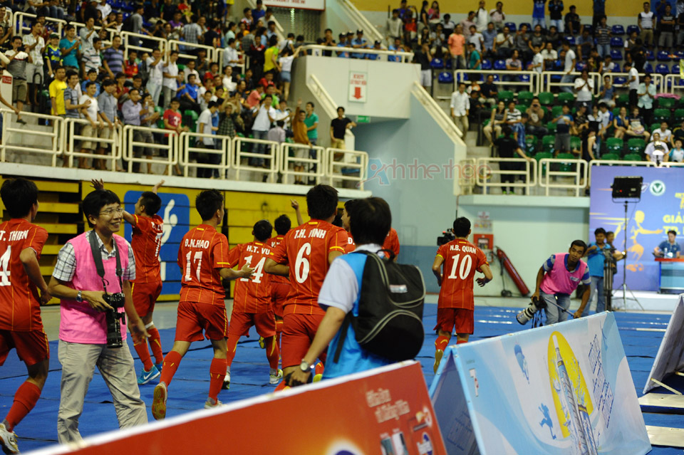 Đội tuyển Việt Nam chạy quanh nhà thi đấu chia vui cùng cổ động viên