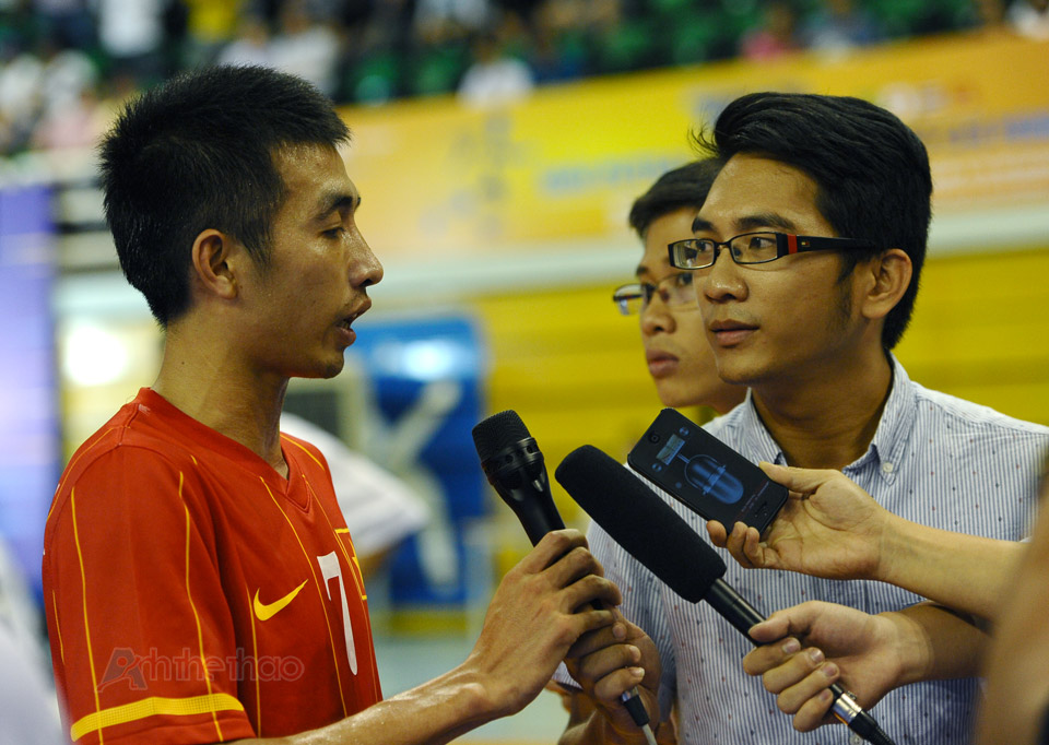 Cầu thủ Phùng Trọng Luân trả lời phỏng vấn sau trận đấu