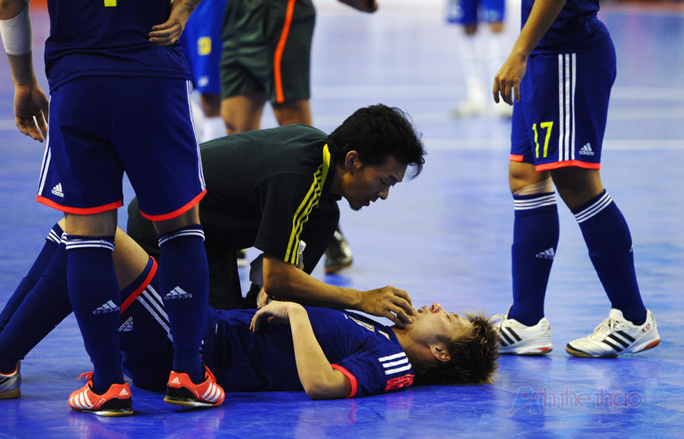 Một cầu thủ Nhật bị chấn thương sau khi va chạm với số 9 Brasil