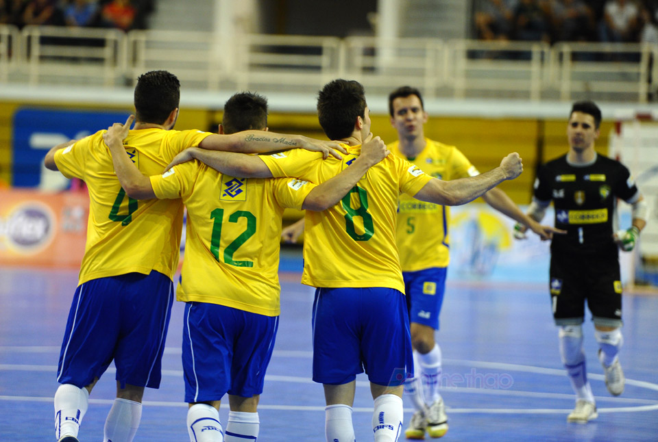 Các cầu thủ Brasil chia sẻ niềm vui sau khi ghi bàn
