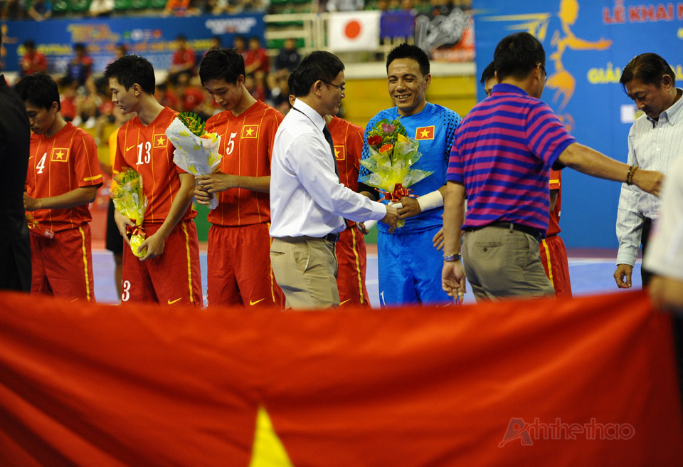 Lãnh đạo tặng hoa cho các cầu thủ Việt Nam
