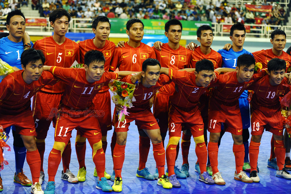 Tuyển Futsal Việt Nam chụp hình lưu niệm