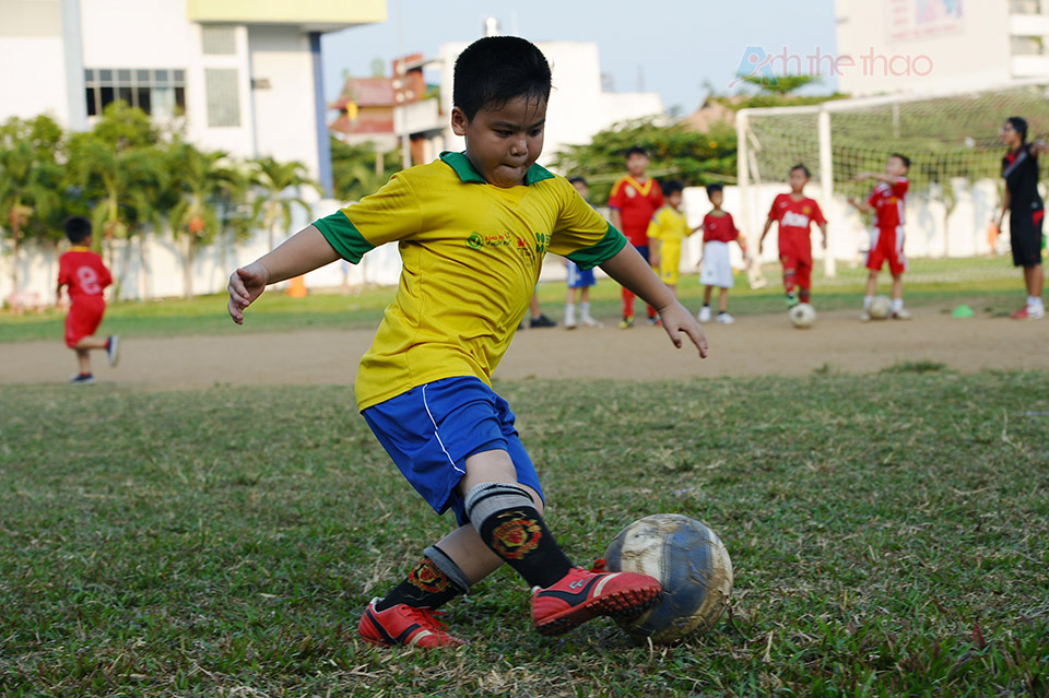 Cậu bé áo vàng có nét giống cầu thủ Brazil nhỉ!