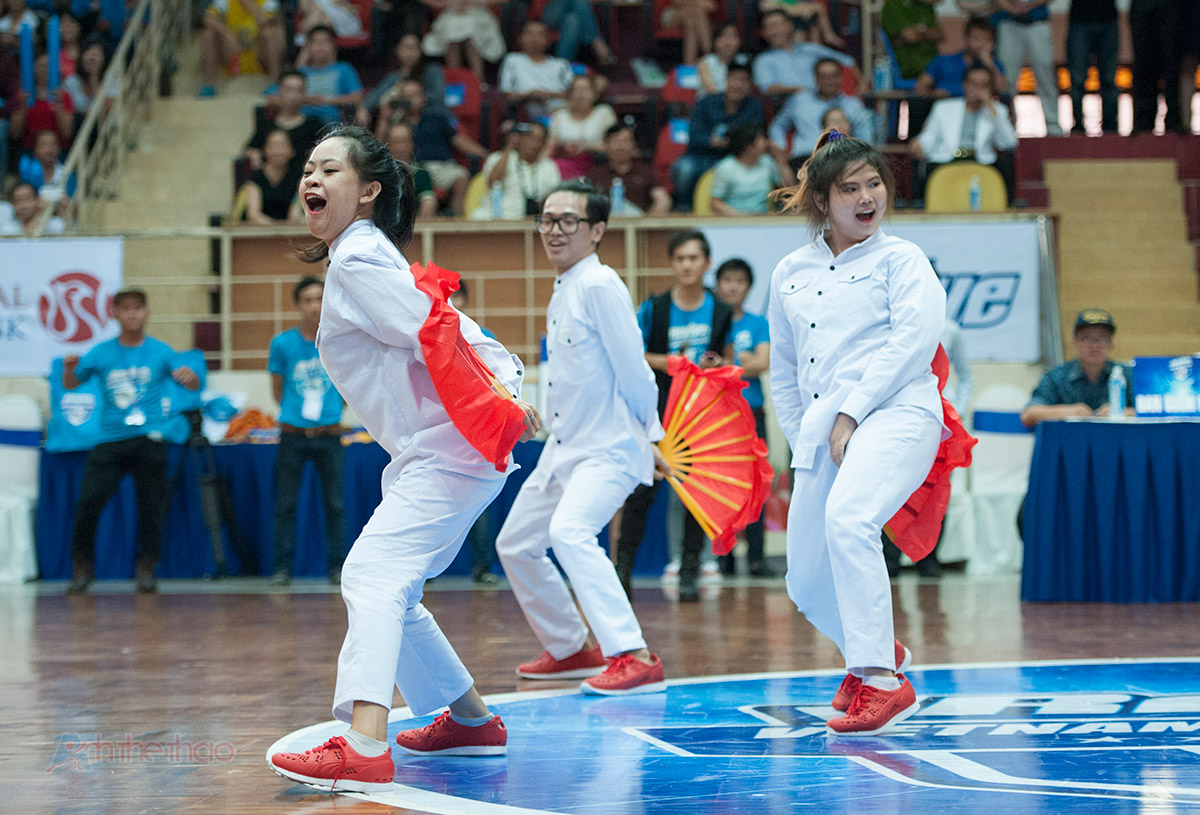 Dance Battle của Revive VUG - Hồng Bàng