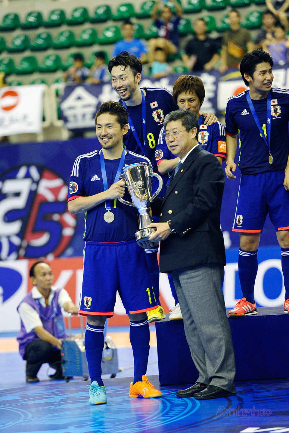 Tuyển Nhật nhận cúp vô địch