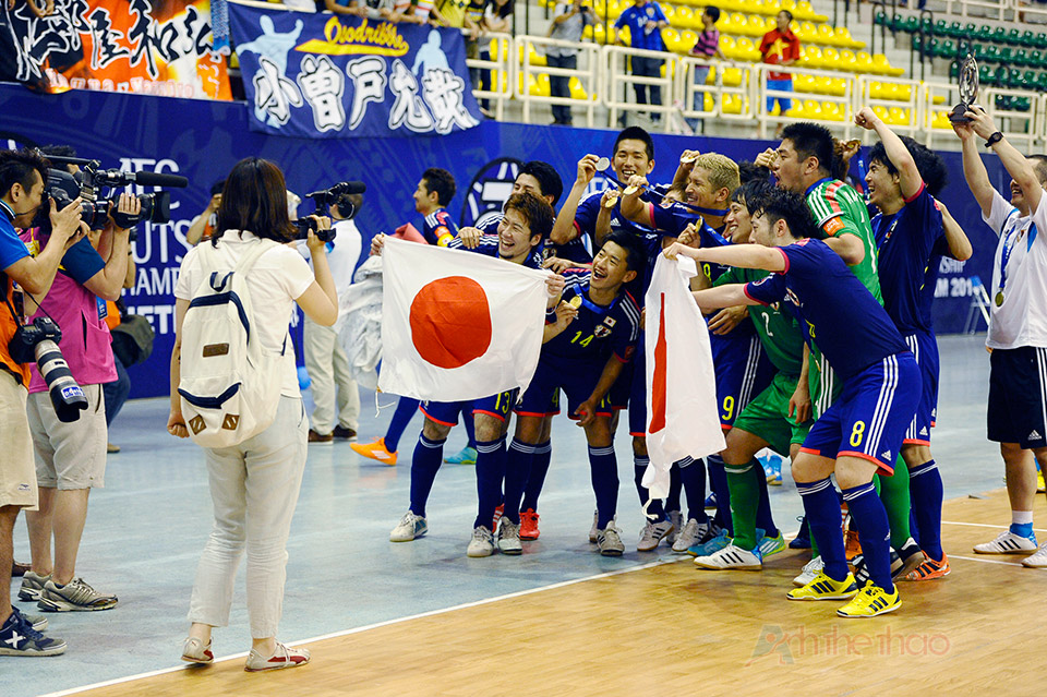 Cầu thủ Nhật tạo dáng trước ống kính phóng viên