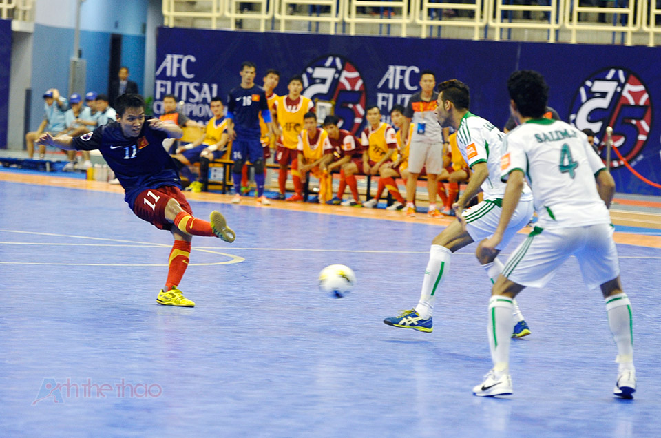 Thủ môn Việt Nam dân lên tham gia thi đấu trong những phút cuối của hiệp 2