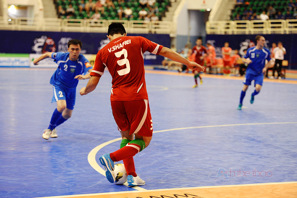 Các cầu thủ Iran phô diễn kỹ thuật cá nhân