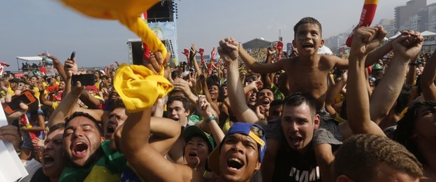 Người dân Brazil vui mừng khi đội nhà dành chiến thắng