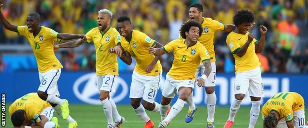Brazil vui mừng khi Neymar sút thành công quả luân lưu cuối