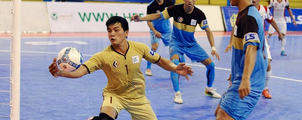 Khung thành Hải Phương Nam bị "dội bom" liên tục vào những phút cuối của trận đấu