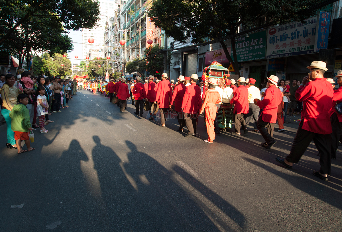 Đoàn diễu hành đi dọc theo đường Nguyễn Trãi đến TTVH Quận 5
