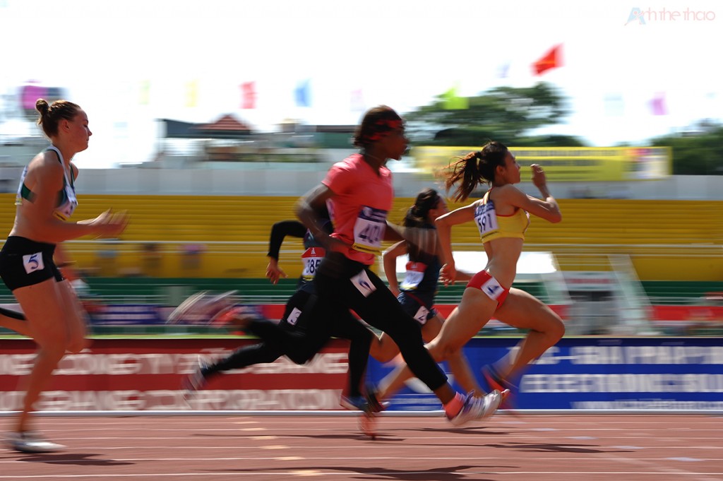VĐV Lê Tú Chinh dẫn đầu 100m nữ