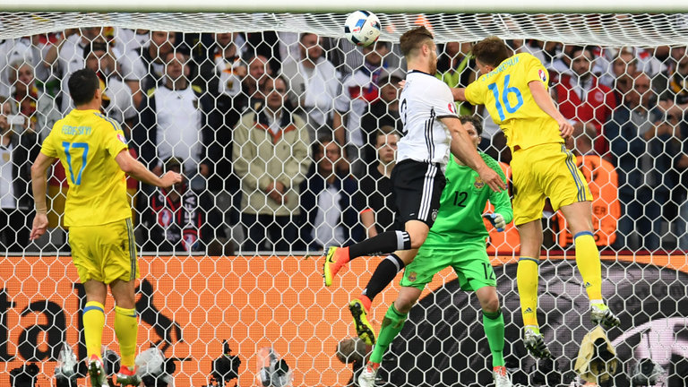 Pha ghi bàn đầu tiên của hậu vệ Đức Shkodran Mustafi (c) tại giải quốc tế