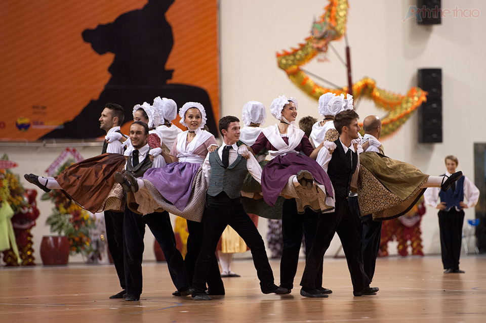 Tuyển Pháp gây ấn tưởng với bài múa truyền thống