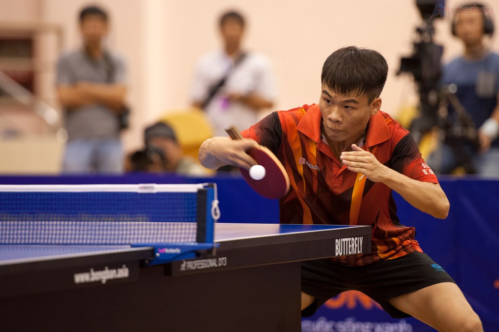 tay vợt Trung Quốc nhanh chóng chiếm ưu thế ở những set đầu