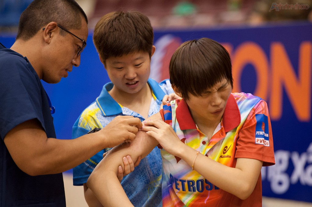 Zhao Lin được chăm sóc sau trận đấu
