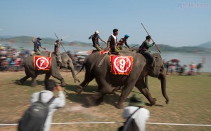 Mơgát ngồi trước đầu voi dùng một thanh sắt nhọn dài độ một mét gọi là kreo đâm mạnh vào da, thúc voi tăng tốc độ