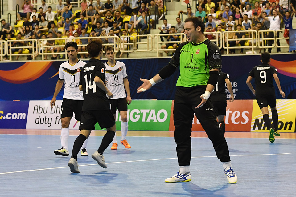 Tình thế trở nên khó khăn hơn với Iran hơn khi chỉ vài giây sau họ bị phạt quả penalty vì vi phạm lỗi thứ 6 và Suphawut đã nâng cách biệt lên 2-0.