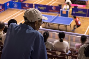 Một khán giả lớn tuổi xem chăm chú các trận đấu