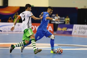 Nguyễn Minh Trí tận dụng một tình huống tranh chấp sát vòng cấm địa để có cú dứt điểm cực mạnh đánh bại thủ môn của Natif Al Wasat ở phút 34