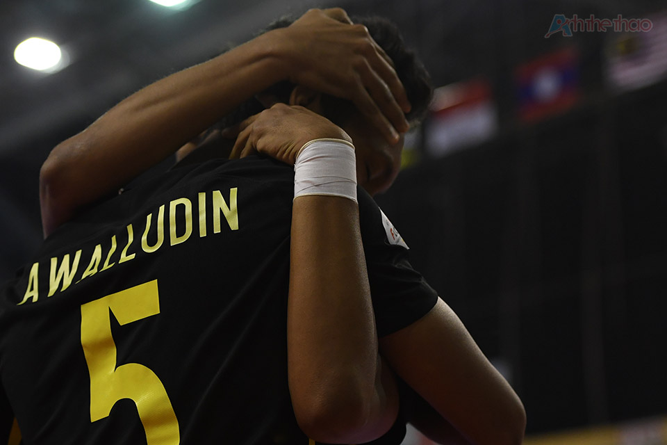 Trong khi Thái Lan say sưa triển khai tấn công, cầu thủ số 5 Awalludin Malaysia bất ngờ băng xuống từ trung lộ, ghi bàn mở tỉ số 1-0 ở phút thứ 5 trong sự ngỡ ngàng của mọi người