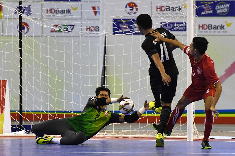 Myanmar xuýt nhận thêm bàn thua từ cú sút rất căng của 11 Thái Lan