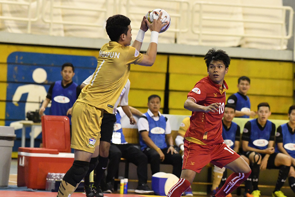 Myanmar thi đấu hưng phấn, liên tục gây sức ép lên khung thành Thái Lan