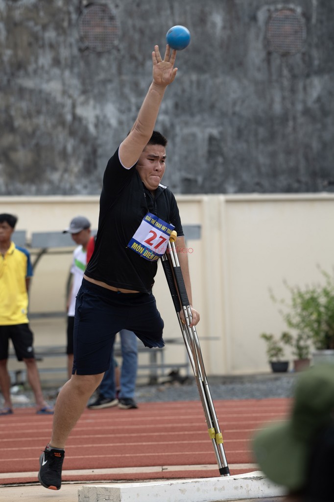 Đẩy tạ nam - VĐV khuyết tật 1 chân đứng để thi đấu
